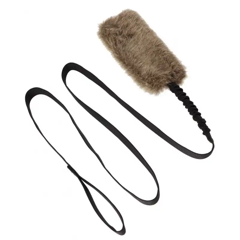 Dodaj do koszyka DINGO Szarpak sztuczne futro z długą rączką bungee 150 cm