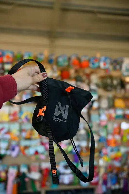 Nowość Non-stop dogwear Dogwear Treat bag – czarna duża saszetka na smaczki z odpinanym pasem i ukrytą kieszonką