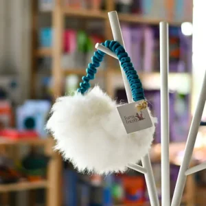 Bezpieczna płatność FURRY FRIENDS Szarpak Ring L – owcze futro turkusowy