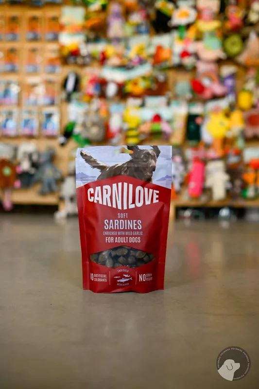CARNILOVE Dog SOFT Snack Sardines enriched with Wild Garlic sardynki z czosnkiem 200 g Ostatnie sztuki